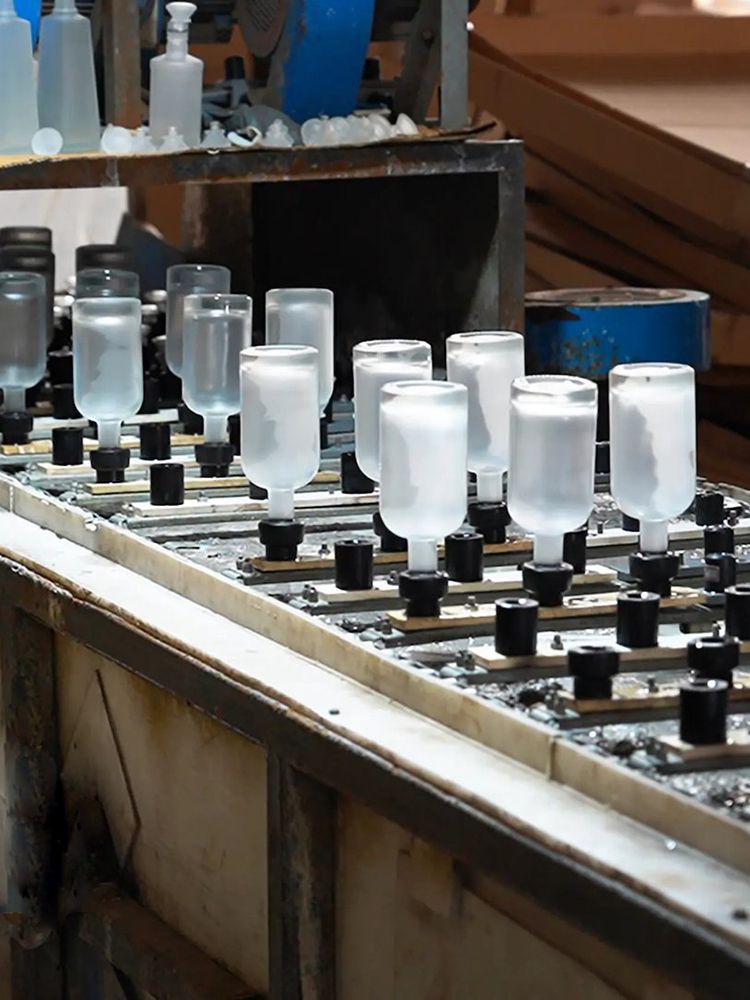 გაყინული მინის ბოთლების დამუშავების სახელოსნო